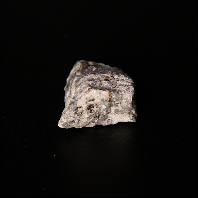 Sodalite var. Hackmanite - 2,3 x 2,0 x 1,2 cm