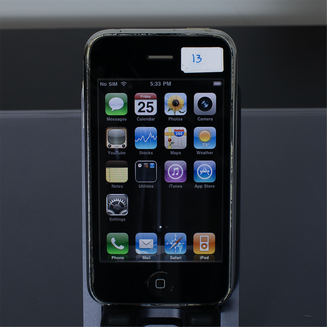 iPhone 3G - 16GB - iOS 4.2.1 - Locked (AT&T) - Good condition