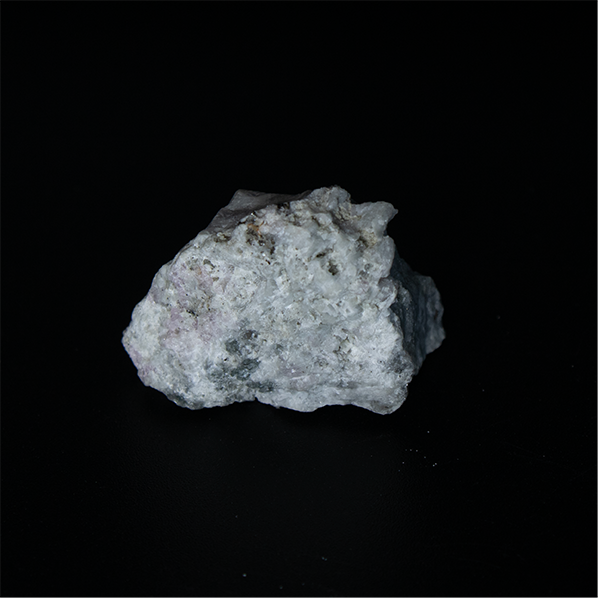 Sodalite var. Hackmanite - 3,0 x 2,0 x 2,2 cm