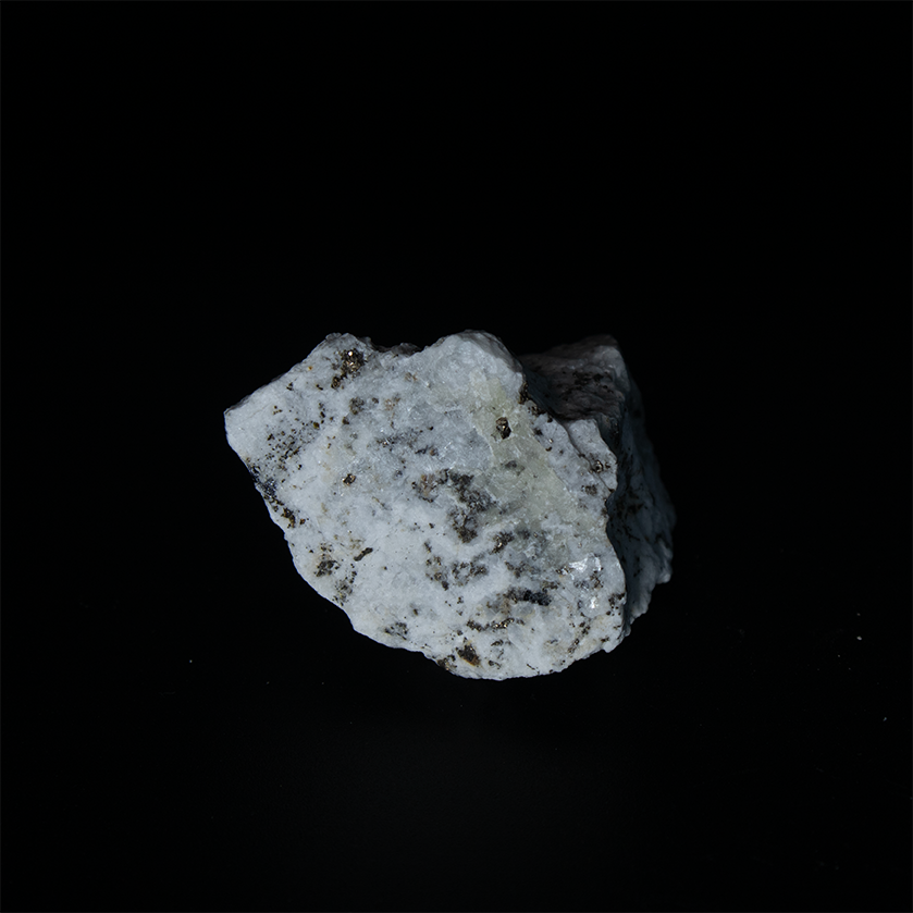 Sodalite var. Hackmanite - 4,7 x 3,5 x 3,0 cm