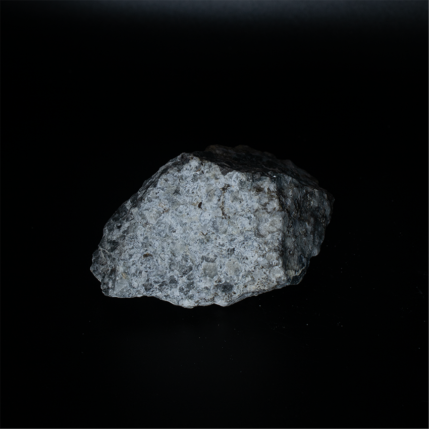 Sodalite var. Hackmanite - 8,0 x 6,0 x 4,5 cm