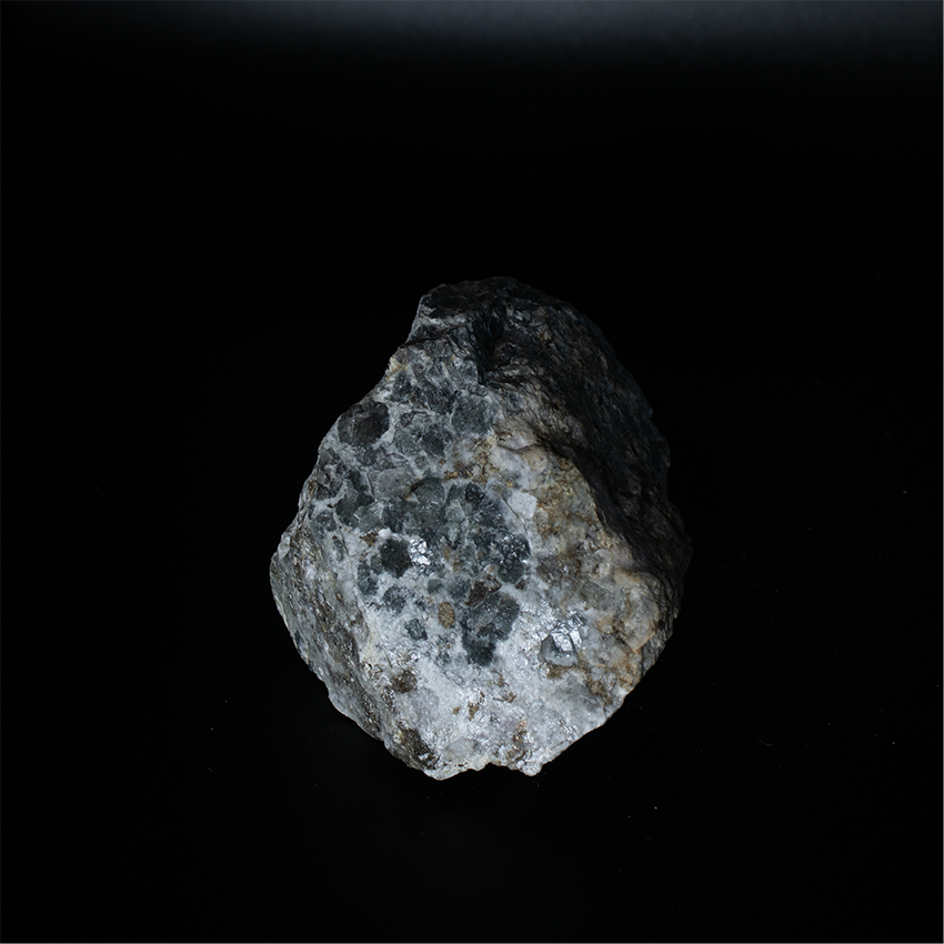 Sodalite var. Hackmanite - 8,0 x 6,0 x 4,5 cm