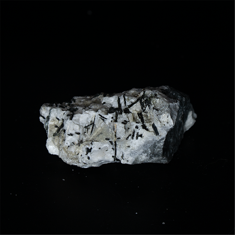 Sodalite, Aegirine - 5.6 x 4.0 x 2.5 cm