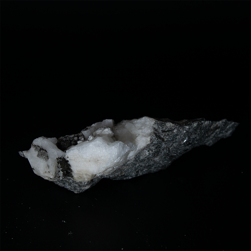 Natrolite, Analcime, Aegirine - 7,0 x 3,5 x 2,0 cm